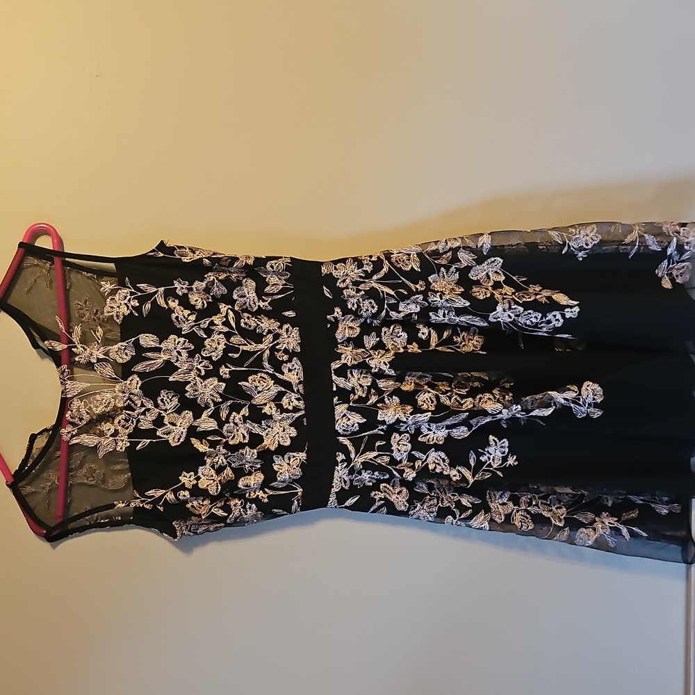 Gabby Skye Black and Cream Floral Midi Dress